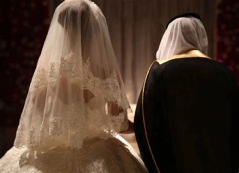 بعد أن وضع العريس بين أقدامها هذا الشيء الضخم عروس سعودية تفقد وعيها في ليلة الدخلة وتقرير