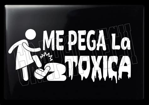 Me Pega La Toxica Sticker Calcomania Decal De Vinilo Blanco 10 Ebay