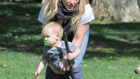 Vidéo Hilary Duff et son fils Luca sortent de chez Charlie s Pantry à Los Angeles le mars