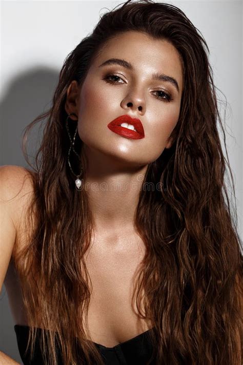 Linda Garota Sexy Com Maquiagem Brilhante Lábios Vermelhos Cabelo