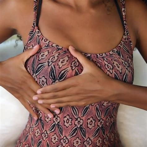 Linda Garota Negra Massageia Seus Peitos No Youtube Xhamster