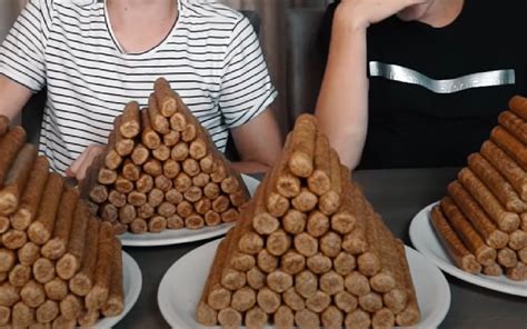 Hier win jij 10 000 euro door zoveel mogelijk Frikandellen te eten