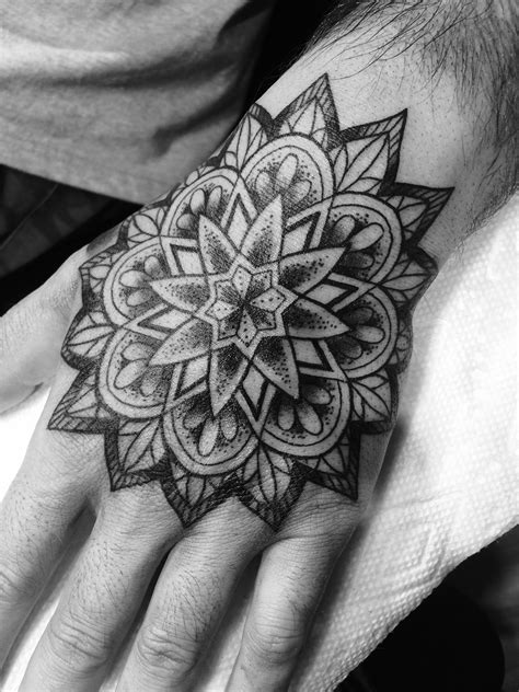 Mandala Tattoo On Hand By Bexx Tattoos Tatoeage Ideeën Tatoeage