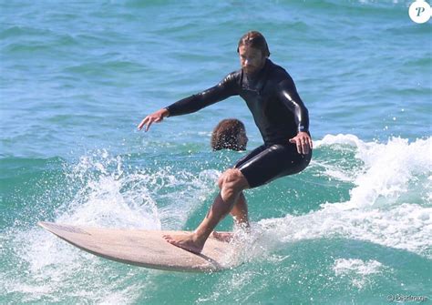 Exclusif Simon Baker va faire du surf à Bondi Beach Sydney avec un