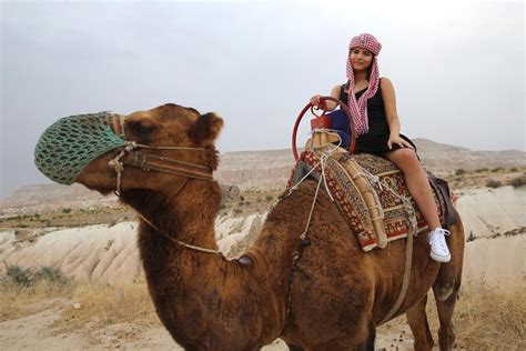 Kapadokya nın masalsı manzarasını deve safari ile keşfediyorlar