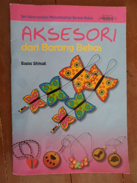 Kita satu keluarga 一家人 印尼文 歌詞： ku gembira bila dengar tawamu hatiku bersedih bila engkau menangis mengharapkan. Tulisan Barudak: Resensi Buku 'Aksesori Dari Barang Bekas'