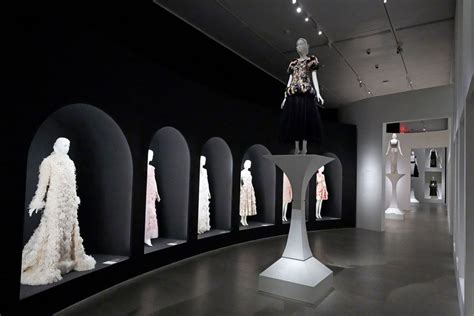 Mets Sumptuous Lagerfeld Show Focuses On Works Not Words