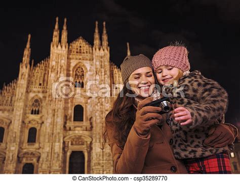 Madre E Hija Mirando Fotos En Cámara Cerca De Duomo Fiestas Familiares