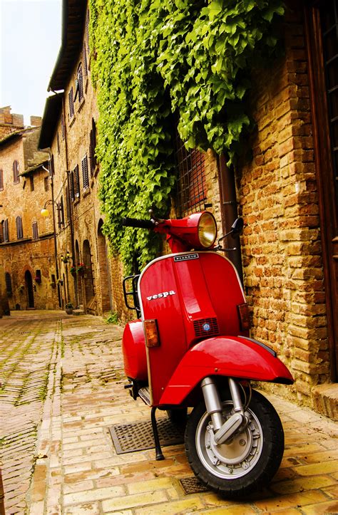 Red Vespa In Toscane Italy Holiday Toscane Vespa Italië