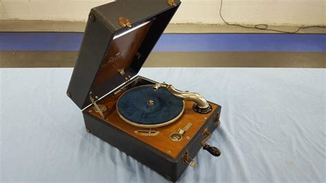 Boetsch 57d Vintage Portable Phonograph Hand Crank Record Player