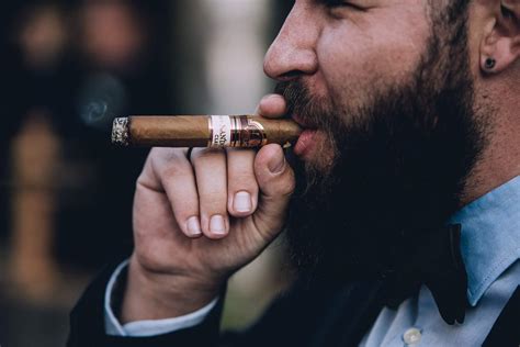 How To Smoke A Cigar Brownploaty
