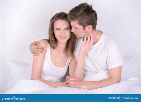 Couples Dans Le Lit Image Stock Image Du Roman Oreiller 39912811