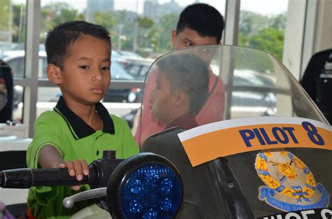 Perintah reman dikeluarkan timbalan pendaftar mahkamah shah alam, mohd zamir suhaime sehingga selasa depan. Kompleks Mahkamah Shah Alam - Soalan 34