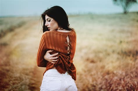 Fondos de pantalla mujer modelo morena Shorts de jean Ojos cerrados suéter espalda Uñas