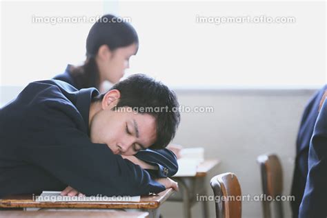 授業中寝ている男子高校生の写真素材 [129122596] イメージマート