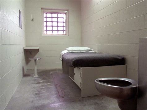 How To Survive Life In Solitary Confinement Business Insider