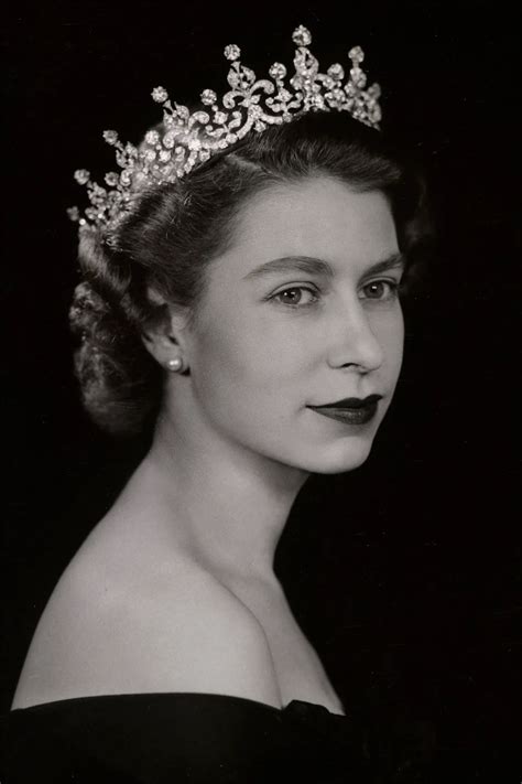 Las Tiaras Que Lució Isabel Ii En Sus Primeros Retratos Como Reina