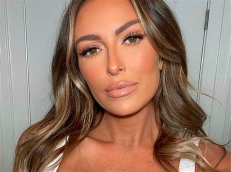 Paulina Gretzky Dazzles Fans With New Glam Selfie Stunning