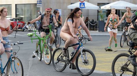 Nackte Fahrrad Demo In Salzburg