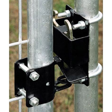The lock'n latch standard gate latch is used with rolling and sliding chain link gates with a 1 5/8 or 2 upright. Tarter Two-Sided Lockable Latch | Hoover Fence Co.