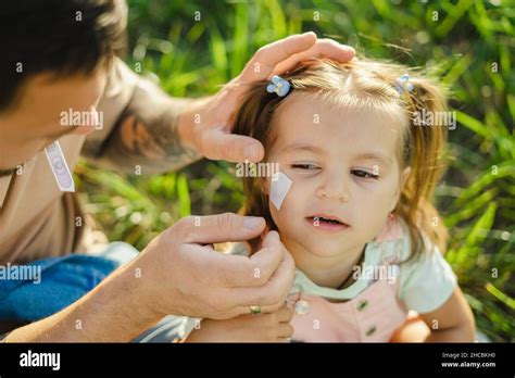 Padre Aplicando Tatuaje En La Cara De Su Hija Fotografía De Stock Alamy