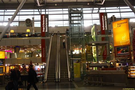 ✅ flughafen düsseldorf (dus ) ankunft & abflug ✅ ankunftszeiten und abflugszeiten vom flughafen düsseldorf. Besuch am Flughafen Düsseldorf / Aufgang zur ...