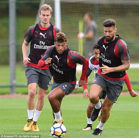 arsenal face prospect of selling alex oxlade chamberlain to rival with star ready to reject £
