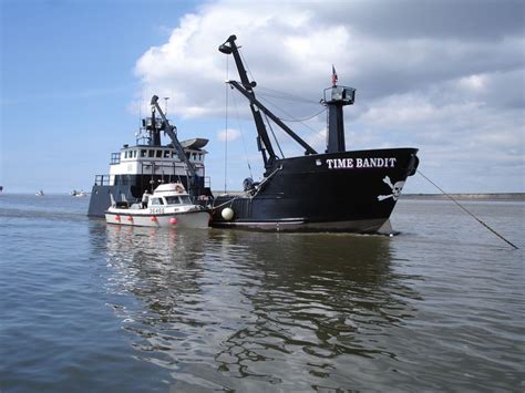 What 'deadliest catch' boat sinks in 2020? Offloading salmon to the Time Bandit (of Deadliest Catch ...