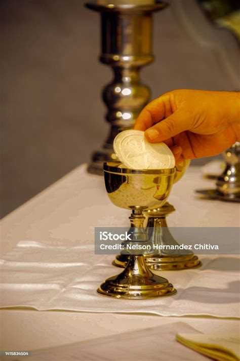 Piala Dengan Anggur Darah Kristus Dengan Tubuh Kristus Misa Katolik