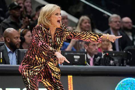 Of Course Lsu Coach Kim Mulkey S Outfit For Ncaa Championship Is Sequined Tiger Print