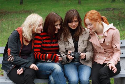 Quatre Jolies Filles De L Adolescence Prenant La Photo De Lui M Me Image Stock Image Du