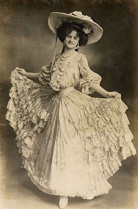 Stunning Vintage Photos Show What Victorian Female Fashion Looked