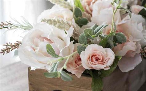 Check out these creative diy faux flower arrangements and learn how to do it. DIY Faux Floral Arrangement: Feminine Yet Rustic Crate