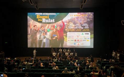 Sebelumnya, media dulunya merupakan proses satu arah, media industri memberi tahu kita apa yang telah terjadi, apa dan jika orang biasa ingin menjadi bagian dari media industri, itu tidak sesederhana seperti sekarang. Bumi Itu Bulat Disambut Positif Media Indonesia, Apa ...