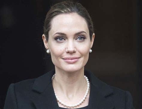 How Was Angelina Jolies Breast Cancer Risk Calculated New Scientist