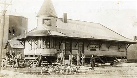 STREETSVILLE LIVING: Old Credit Valley Railway Station