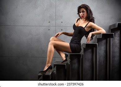 Sexy Woman Lying On Stairs Backyard Nh C S N Ch Nh S A Ngay