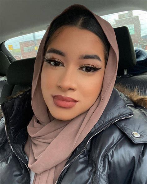 Beautiful Hijab Selfie 🥵 Scrolller