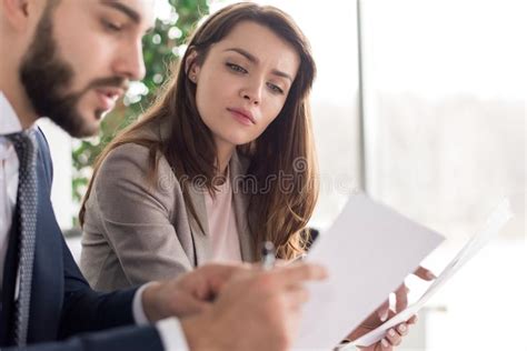 Hombres De Negocios Que Leen El Documento En El Tablero Imagen De