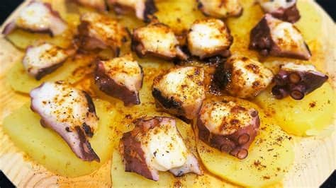 El pulpo a la gallega es un plato tradicional gallega, una comida del pueblo que se hace en las casas, en las ferias de galicia y que es posible comerlo en las calles, sencillo en su preparación y muy sabroso puede comerse durante todo el año. Pulpo a la Gallega muy Fácil y Paso a Paso - YouTube