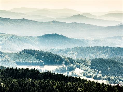 Download Wallpaper 1400x1050 Foggy Day Horizon Mountains Nature