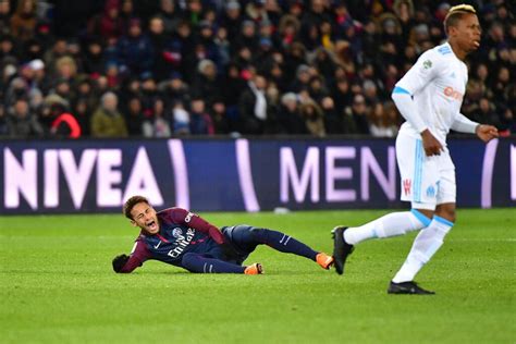 Foot PSG PSG Neymar blessé Riolo tape du poing sur la table Foot 01