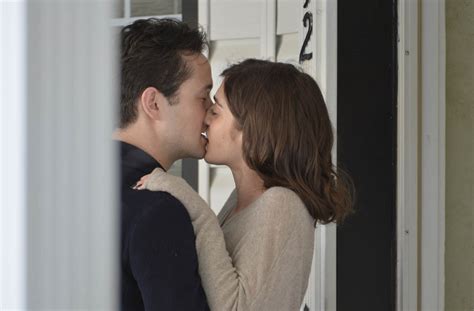 Lizzy Caplan And Joseph Gordon Levitt Kiss On Set Of Christmas Eve Movielainey Gossip
