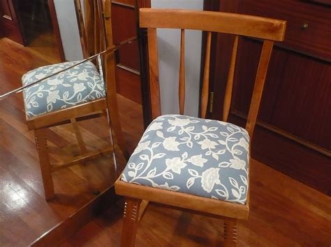 Silla de comedor tapizada con un diseño de tendencia y moderno para comedor o cocina. Renovar las sillas viejas del hogar.