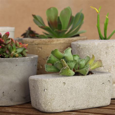 These diy cement orb planters were a fun afternoon project and they. DIY concrete flower pot - 1mhowto.com