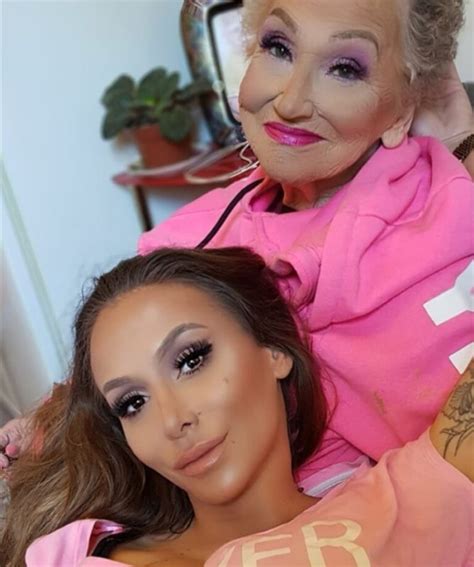 the granddaughter put on make up and transformed her 80 year old grandma into a movie star how