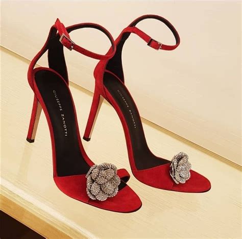 Pin De 💕 Reveuse💕 En ⭐️ Red Passion ⭐️ Tacones Zapatos Bolsos Cartera