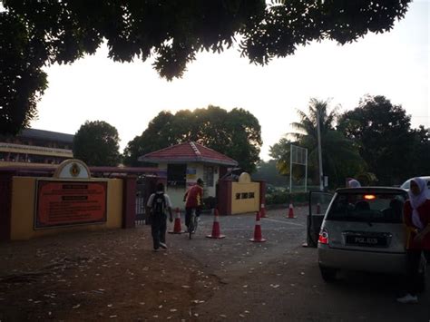 Tidak disangkal bahawa isu gejala sosial sekolah boleh menjadi landasan lencongan untuk pelajar terlibat. LANDAS: PELAJAR PONTENG SEKOLAH