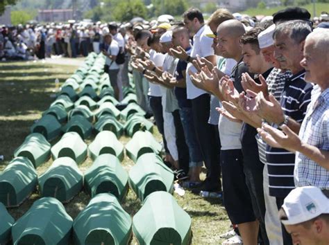 Poznata manekenka emili ratajkovski našla se na meti kritika nakon što je objavila jednu fotografiju na instagramu. PHOTOS. Massacre de Srebrenica : été 1995, l'horreur au ...
