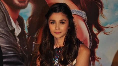 Alia Bhatts Yet Another ‘oops Moment At ‘shaandaar Trailer Launch
